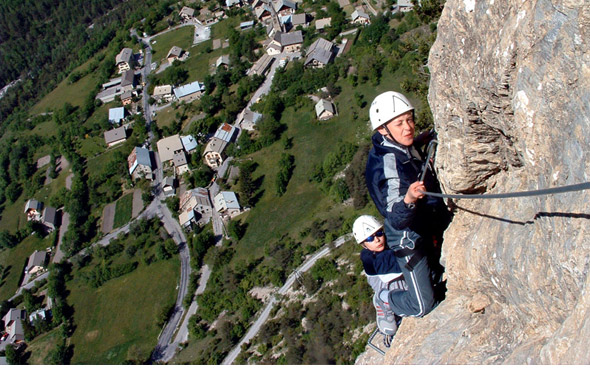 super activité en via-ferrata aux Vigneaux en famille